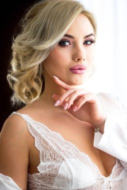 Güzel saç ve makyaj ile beyaz bir sabahlık bir güzel model kız portresi.