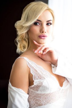 Güzel model anlamlı gözleri ve güzel saç modeli.