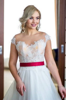 Güzel sarışın gelin portre düğün makyaj ve saç, lüks gelinlik moda gelin modeli takı ve güzellik kadın yüzü, muhteşem güzellik gelin, Gelin