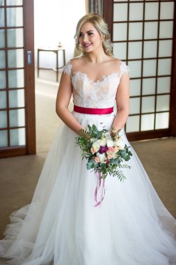 Güzel sarışın gelin portre düğün makyaj ve saç, moda gelin modeli takı ve güzellik kadın yüzü, muhteşem güzellik gelin