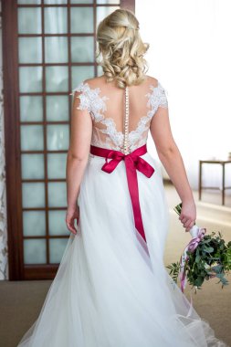 elinde bir düğün buket ile güzel gelin