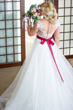 Güzel gelin usulca wer düğün buket tutar