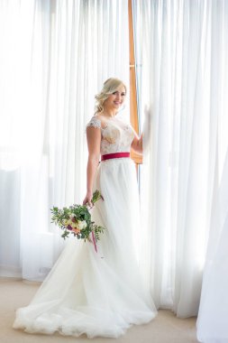 Çiçeklerle çevrili güzel sarışın gelin