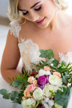 Bir sabahlık sarışın bir kız portresi