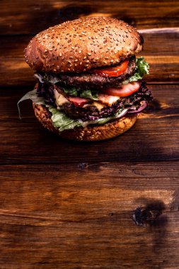 ağız sulandıran lezzetli ev yapımı hamburger biftek ahşap masanın üstüne kesmek için kullanılan