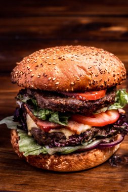 Ev yapımı hamburger marul ile peynir, Dana eti ve patates kızartması yerleştirilir üzerinde eski ahşap masa