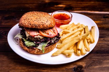 Sığır eti burger peynir ve sebze yakın çekim.