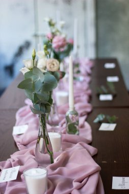 bir vazo içinde güzel pembe çiçeklerle süslenmiş düğün tablo