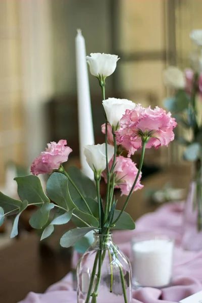 結婚式のテーブルな花瓶に美しいピンク色の花で飾られました — ストック写真