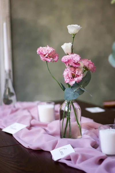 为客人准备的椅子和桌子 配上餐具 鲜花和陶器 并铺上桌布 — 图库照片