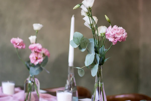 Bruiloft Feestzaal Stoelen Tafel Voor Gasten Versierd Met Kaarsen Geserveerd — Stockfoto