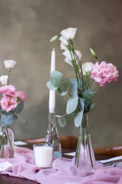 Süße Zartrosa Blumen Und Kerzen Auf Dem Hochzeitstisch — Stockfoto