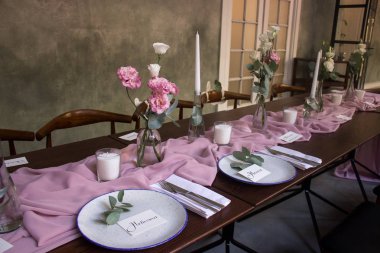 Parti bir şekilde dekore edilmiş ve için hazırlanmış sofra.