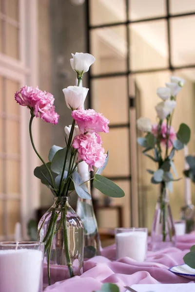 婚礼装饰花与所有美的餐厅 — 图库照片