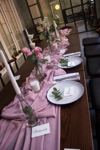 豪华装饰鲜花玫瑰和兰花庆祝大厅在宫殿房间 — 图库照片