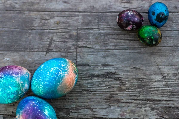 Œufs Pâques Enveloppés Dans Une Feuille Colorée Sur Fond Bois — Photo