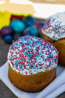 ahşap arka plan üzerinde renkli yumurta ile rustik Paskalya kek.