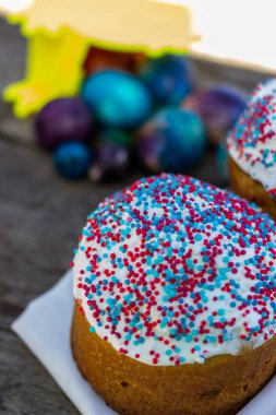 ahşap bir masa üzerinde Paskalya yumurta ile klasik Slav Paskalya kek.