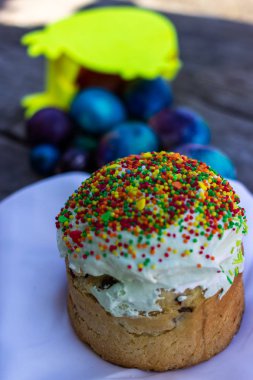 Parlak ve taze Paskalya natürmort boyalı yumurta ve bir pasta. İsa'nın kıyamet gününde rahat şenlikli gıda