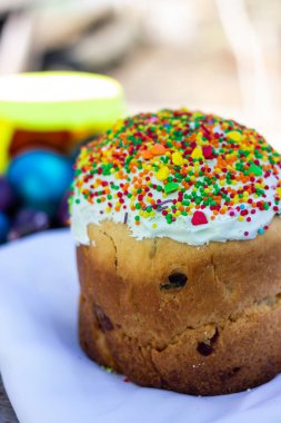 Masada tatlı Paskalya kek ile plakalar.