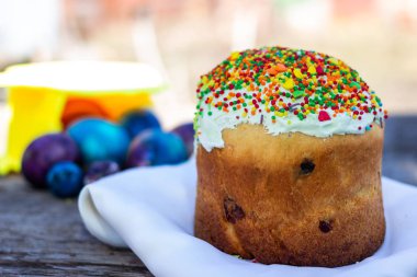 Paskalya pasta plaka ve renkli yumurta ve mavi renkli çiçekler