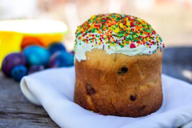 Paskalya kek kulich. Geleneksel Paskalya tatlı ekmek dekore edilmiş beze ve şeker