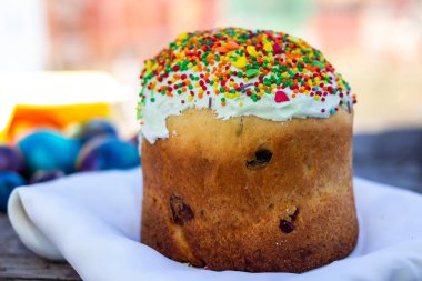 Geleneksel tatlı ekmek dekore edilmiş beze ve tatlılar