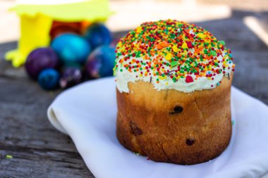 Paskalya tavşanı, Paskalya yumurtaları ile Paskalya kek.