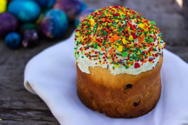 Paskalya Festival masada güzel süslemeleri ile geleneksel cupcake.