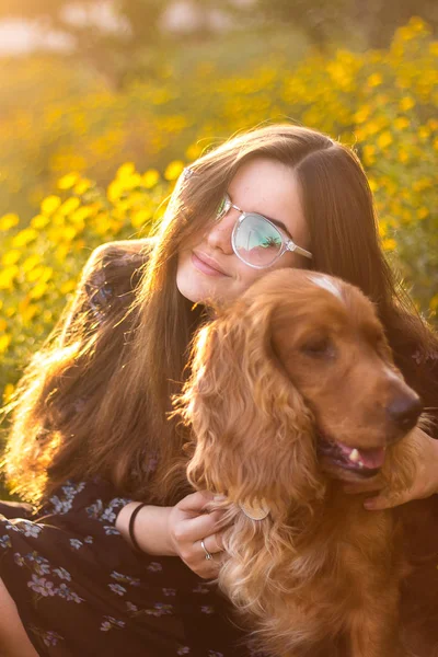 Pěkná žena s červeným psem. PET milence, lady a její nejlepší kamarádka na procházce — Stock fotografie