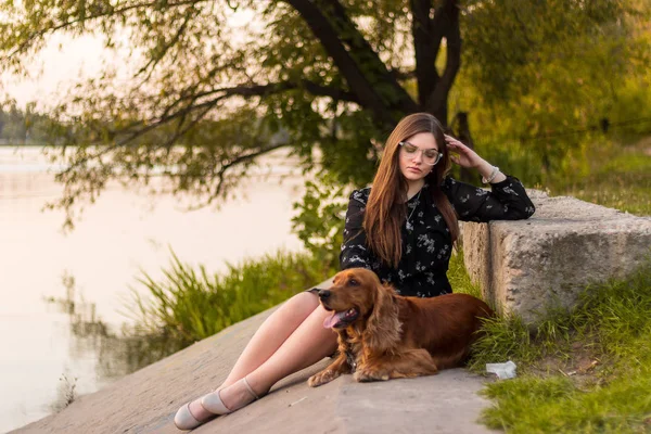 Krása žena se svým psem hrát venku — Stock fotografie