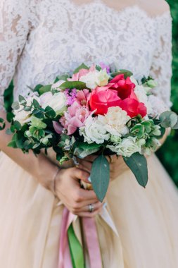 parlak güzel düğün buketi. Gelin düğün buket onun elinde tutar..