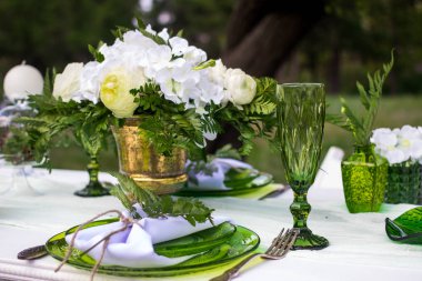 Çiçek, buket düğün arka plan önünde. Düğün veya başka bir tablo küme olay akşam yemeği yiyecek ve içecek.