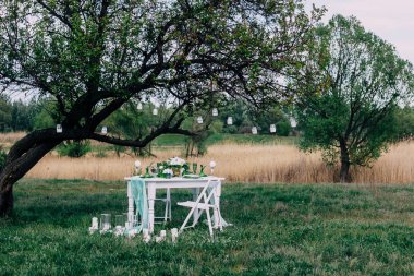 Düğün masa bir kek ve bir alanda duran mum