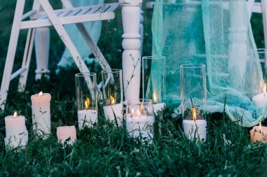 Yaz çimenlerin üzerinde romantik mum dekorasyon