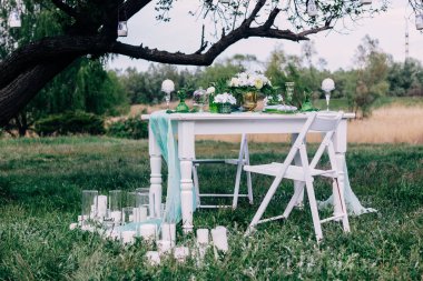 özel ve romantik bir yer alanlar ve Bahçeleri arasında güzel düğün buket vazo, mumlar, gözlük yoktur