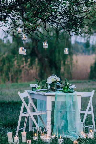 La mesa de bodas servida en los campos dorados del verano . — Foto de Stock