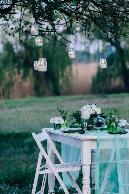 Festival tablo yeşil, dalları ile dekore edilmiş duruyor düğün alanında yeşil çimenlerin üzerinde