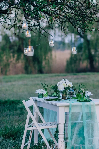 装饰婚礼晚餐在自然中的花园 — 图库照片
