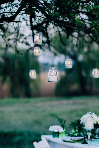 Área decorada al aire libre para la ceremonia de boda con flores y velas — Foto de Stock