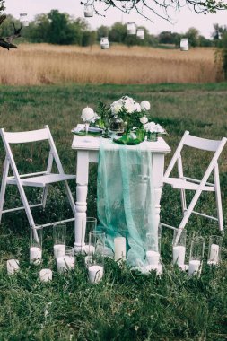 Tablo arka plan günbatımı üzerinde küçük bir kafede