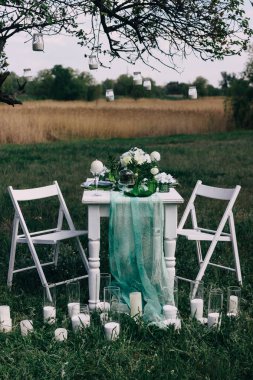 Düğün romantik töreni yemeği açık havada için Tablo ayarı