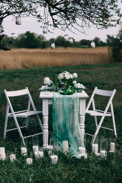 Configuración de mesa para la cena romántica de boda al aire libre — Foto de Stock