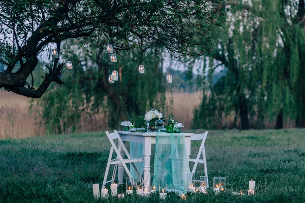 Desayuno romántico en la mesa bien servida al aire libre en el hermoso jardín — Foto de Stock