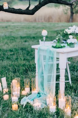 Zemin üzerinde birçok yanan mumlar. Ahşap dış düğün töreni için güzel bir yer