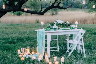 Dekorasyon çok çatal ve dekorasyon üzerine bir avuç tabloyla yakınındaki bekliyoruz