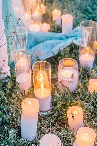 Evening wedding ceremony with candles on big tree. Rustic style — Stock Photo, Image