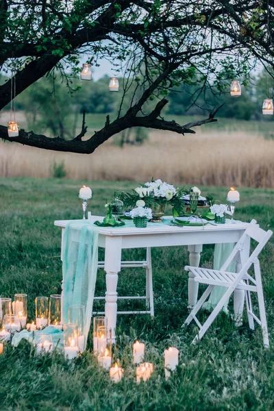 Ceremonia de boda noche con velas y lámparas en el bosque — Foto de Stock