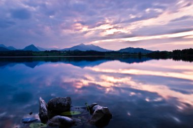 Göl kenarındaki mavi saat