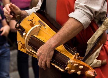 Antik laterna gösteri esnasında oynadı 